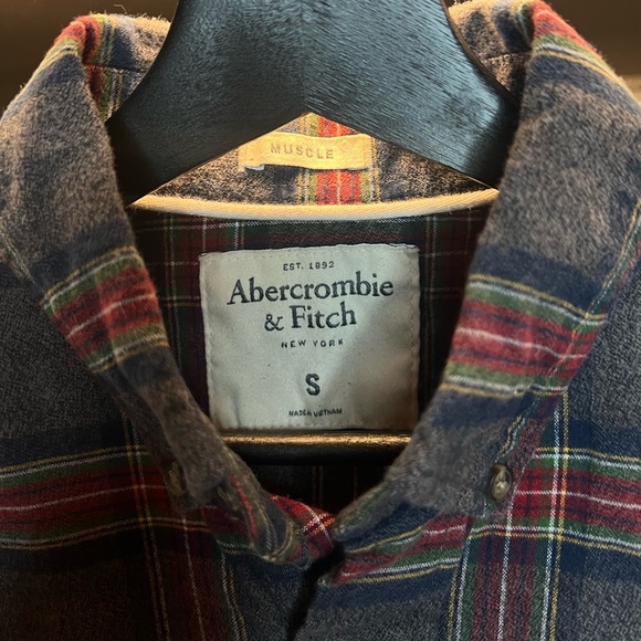 Abercrombie & Fitch Men’s button-down flannel shirt (Dark Gray/Navy/red/Green) - Picture 3 of 3